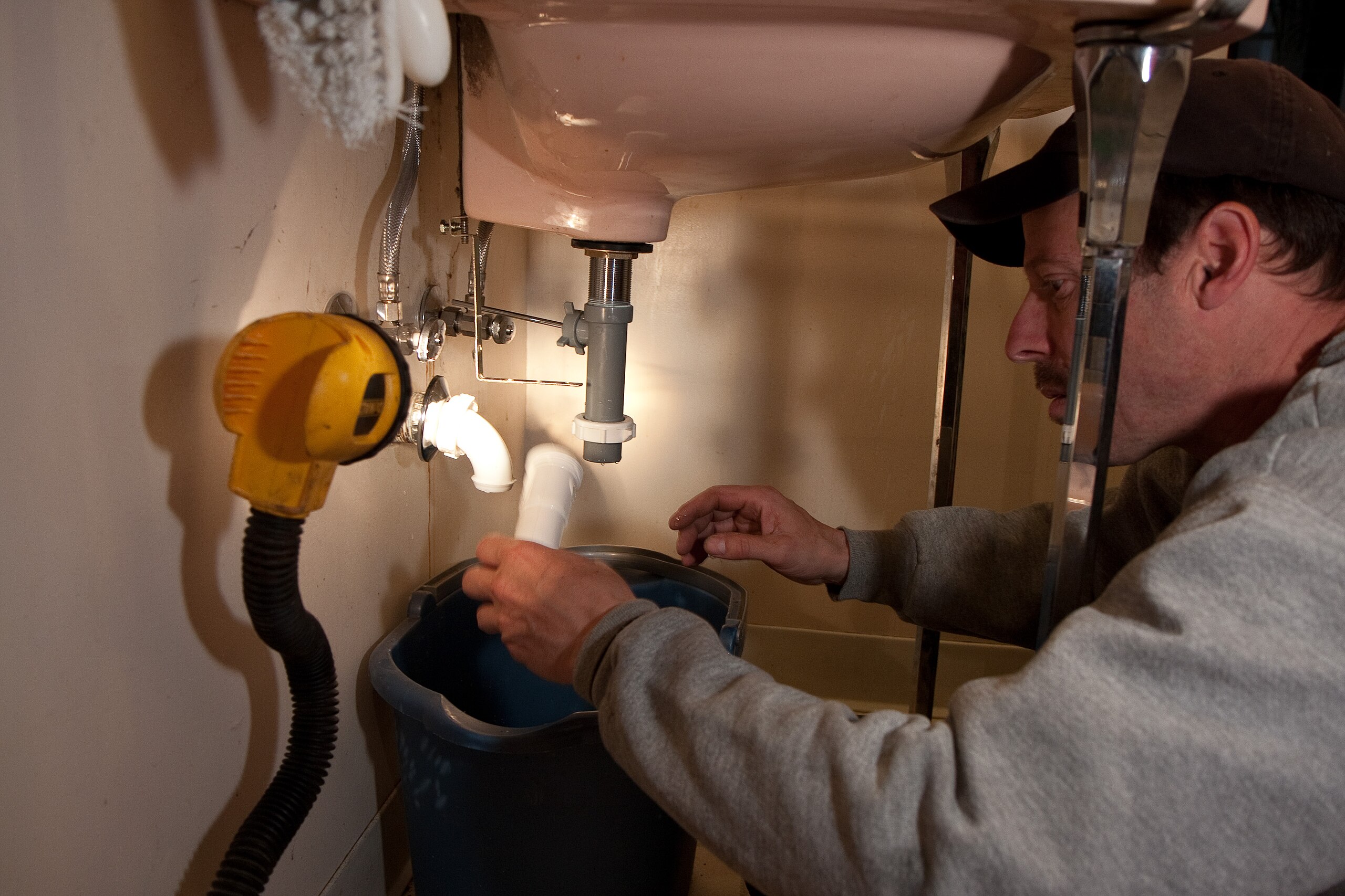 Majstor vodoinstalater na terenu u Beogradu